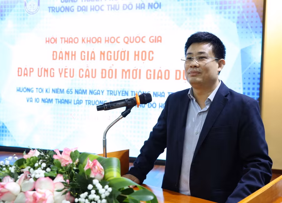 Ông Sái Công Hồng - Phó Vụ trưởng Vụ Giáo dục Trung học (Bộ GD&amp;ĐT) trao đổi tại hội thảo.