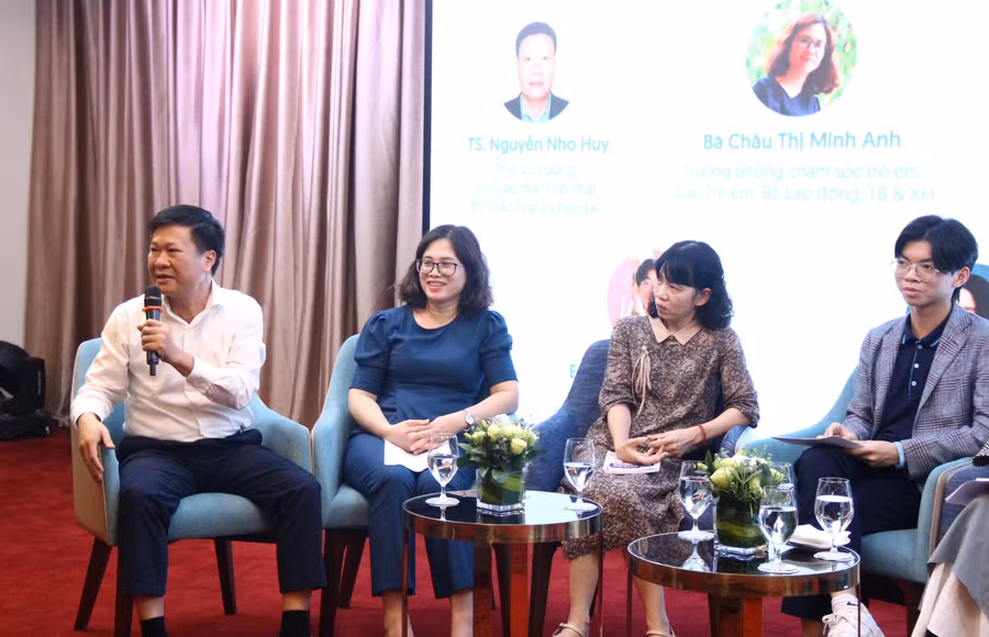 TS Nguyễn Nho Huy (ngoài cùng bên trái) chia sẻ tại Tọa đàm "Xây dựng tương lai: Chính sách và hành động".