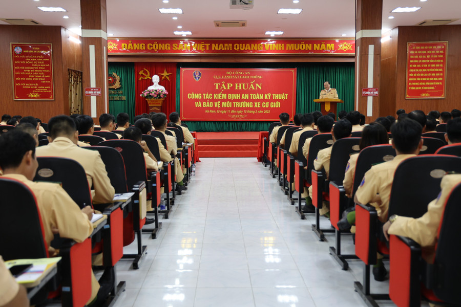 Tập huấn cho 167 chiến sĩ CSGT nhằm tăng cường cho các trung tâm đăng kiểm tại Hà Nội và TP Hồ Chí Minh. Tập huấn cho 167 chiến sĩ CSGT nhằm tăng cường cho các trung tâm đăng kiểm tại Hà Nội và TP Hồ Chí Minh.