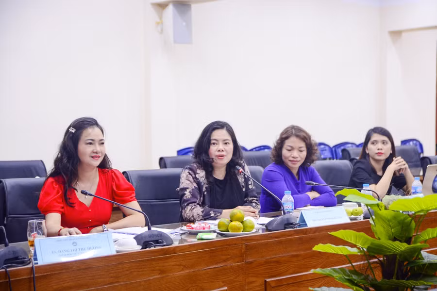 TS Đặng Thị Thu Hương - Giám đốc Trung tâm Ngoại ngữ và Văn hóa Quốc tế, Học viện Quản lý Giáo dục (ngoài cùng bên trái) cùng các chuyên gia đánh giá kết quả dự án của học viên