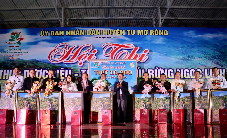 Các du khách được tặng tranh Siu Puông và sản phẩm từ sâm Ngọc Linh. Các du khách được tặng tranh Siu Puông và sản phẩm từ sâm Ngọc Linh.