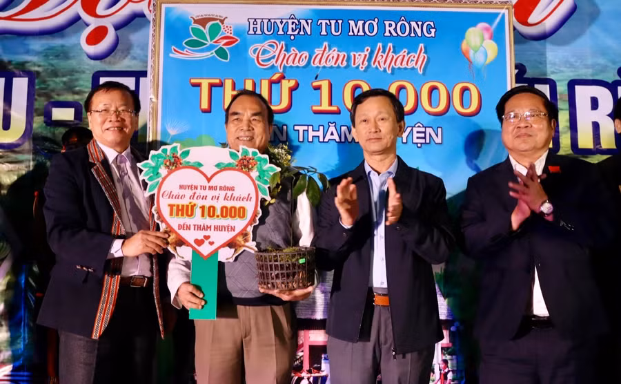 Du khách thứ 10.000 đến Tu Mơ Rông được tặng cây sâm Ngọc Linh.