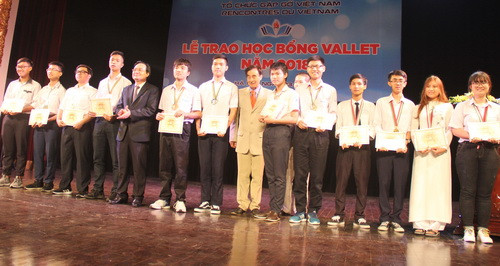 Bộ trưởng Phùng Xuân Nhạ và ông Odon Vallet trao học bổng cho các học sinh xuất sắc Bộ trưởng Phùng Xuân Nhạ và ông Odon Vallet trao học bổng cho các học sinh xuất sắc