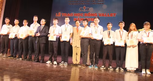 Bộ trưởng Phùng Xuân Nhạ và ông Odon Vallet trao học bổng cho các học sinh xuất sắc