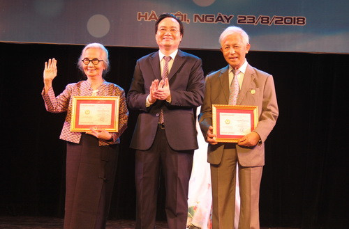 Bộ trưởng Phùng Xuân Nhạ trao Kỷ niêm chương vì “ Sự nghiệp giáo dục” cho GS. Trần Thanh Vân và GS Lê Kim Ngọc. Bộ trưởng Phùng Xuân Nhạ trao Kỷ niêm chương vì “ Sự nghiệp giáo dục” cho GS. Trần Thanh Vân và GS Lê Kim Ngọc.