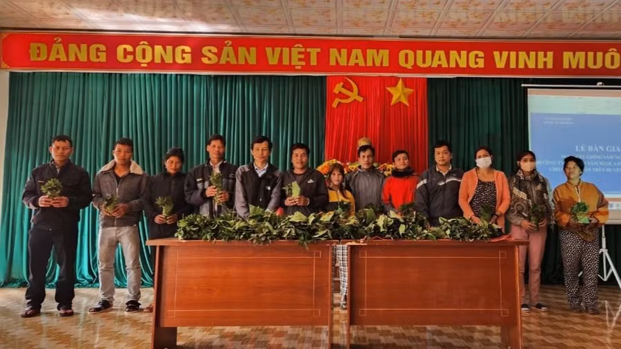 Huyện Tu Mơ Rông phối hợp với Công ty cổ phần Sâm Ngọc Linh Kon Tum trao 10.000 cây sâm Ngọc Linh cho các hộ dân nghèo.