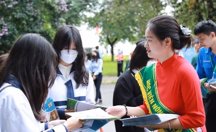 Thí sinh tìm hiểu thông tin tuyển sinh của Học viện Nông nghiệp Việt Nam