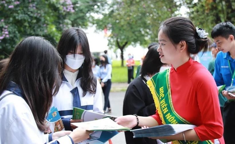 Thí sinh tìm hiểu thông tin tuyển sinh của Học viện Nông nghiệp Việt Nam