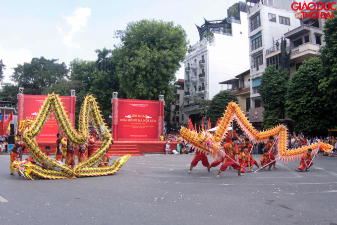 Sau khi hoạt động Liên hoan Múa rồng và trao giải kết thúc, các đội rồng tổ chức diễu hành xung quanh Hồ Gươm.