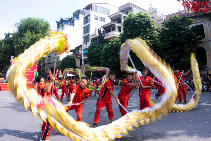 15 đội thuộc các quận, huyện trên địa bàn TP. Hà Nội đã góp mặt, tạo nên không khí vô cùng náo nhiệt trên phố đi bộ hồ Hoàn Kiếm.