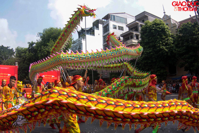 Những màn trình diễn múa rồng mãn nhãn được các đội thi thể hiện.