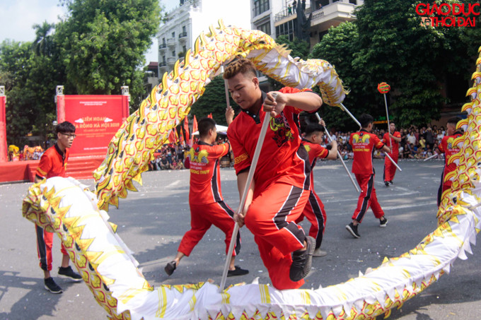 Múa rồng là bộ môn nghệ thuật dân gian thường được biểu diễn trong các dịp lễ hội, các sự kiện đặc biệt quan trọng.