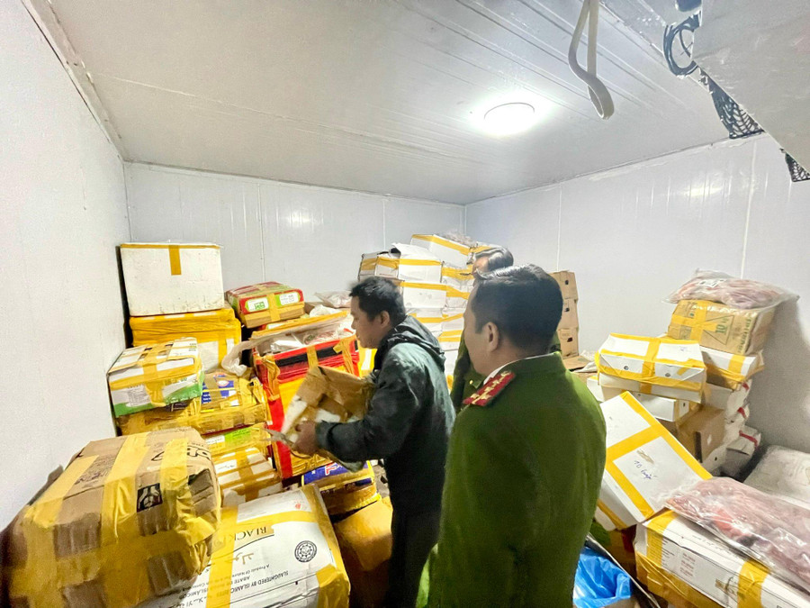 Chủ kho hàng ông V.V.Đ thừa nhận, tất cả mặt hàng này được nhập trôi nổi trên thị trường và không có hóa đơn chứng từ.