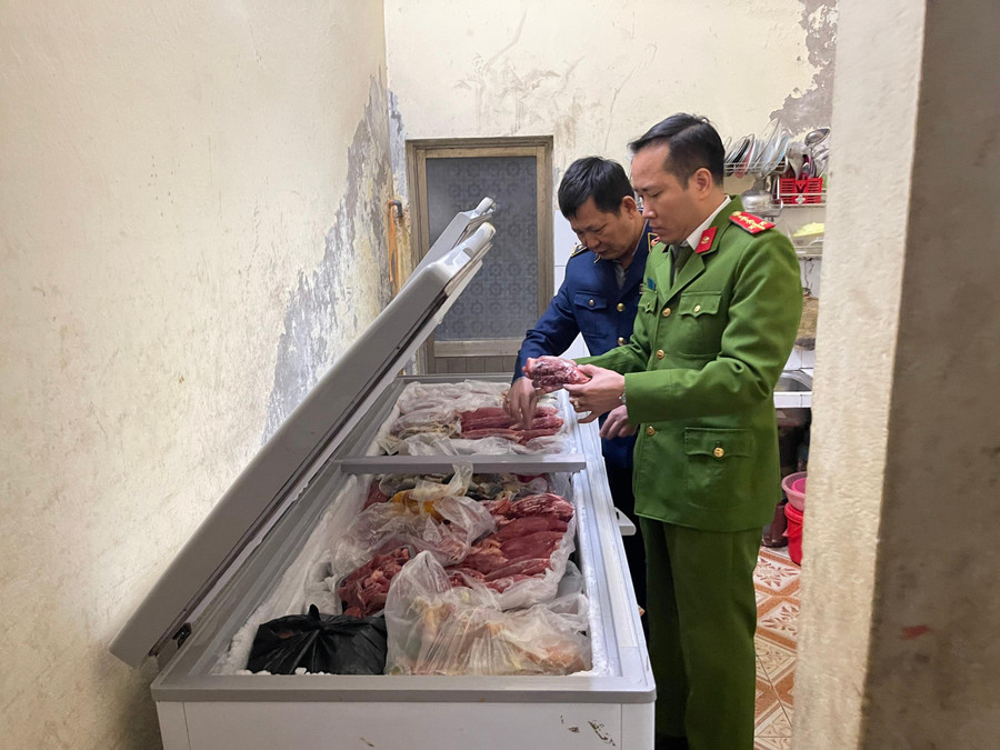 Những mặt hàng đông lạnh bị phát hiện, thu giữ.