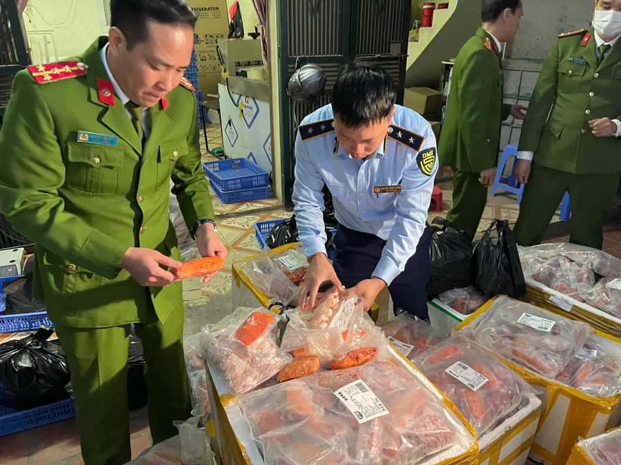 Qua kiểm tra, Đoàn kiểm tra phát hiện cơ sở đang kinh doanh 1 tấn ức vịt đông lạnh và 180kg cánh gà đông lạnh không có hóa đơn chứng từ, không có căn cứ xác định nguồn gốc nơi sản xuất hoặc xuất xứ hàng hóa là hàng hóa không rõ nguồn gốc, xuất xứ.