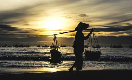 Gánh mẹ trên vai, con gánh một trời hạnh phúc - Ảnh 1 Ganh me tren vai, con ganh mot troi hanh phuc - Anh 1