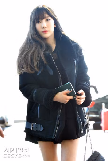 Taeyeon, Kim Yoo Jung dep tua thien than tai san bay di du MAMA 2016 - Anh 3