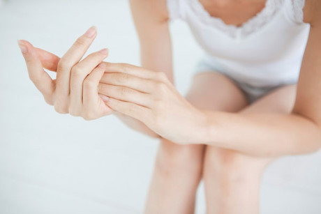 Cách đơn giản giúp da tay không bị khô vào mùa đông - Ảnh 2 Cach don gian giup da tay khong bi kho vao mua dong - Anh 2
