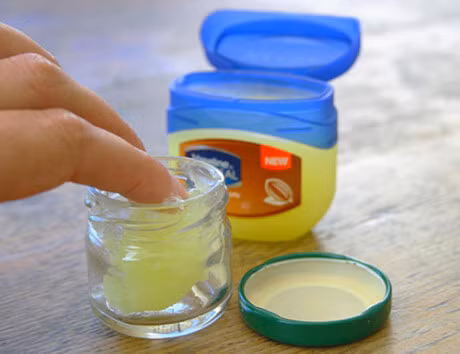 Cach don gian giup da tay khong bi kho vao mua dong - Anh 3