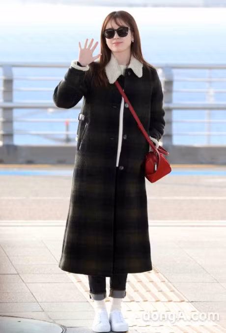 Taeyeon, Kim Yoo Jung dep tua thien than tai san bay di du MAMA 2016 - Anh 9