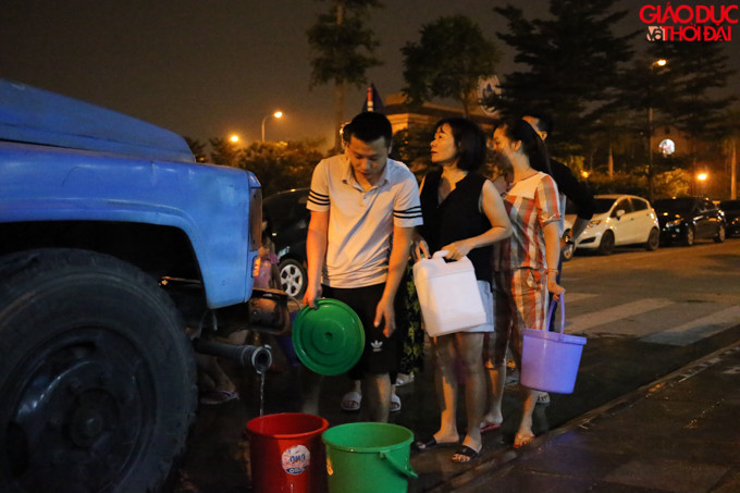Đến khoảng 23h20 nước trong xe téc hết, khi đó vẫn còn người xếp hàng để đợi đến lượt.