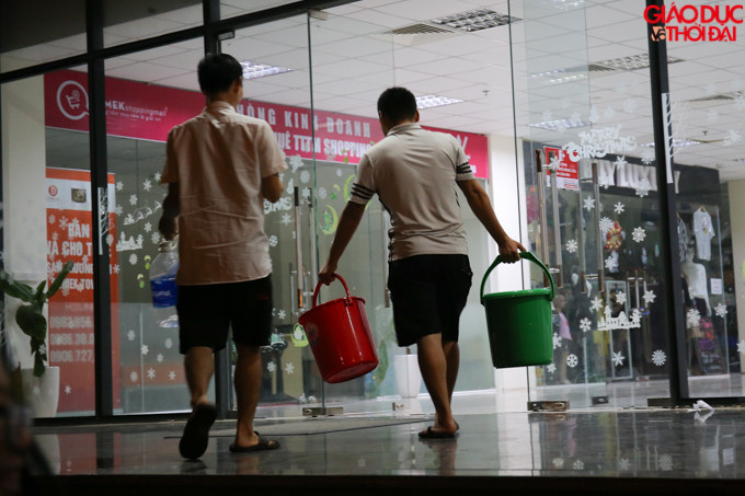 Nhiều người may mắn lấy được 1 xô nước, còn nhiều người do xuống muộn nên không lấy được nước.