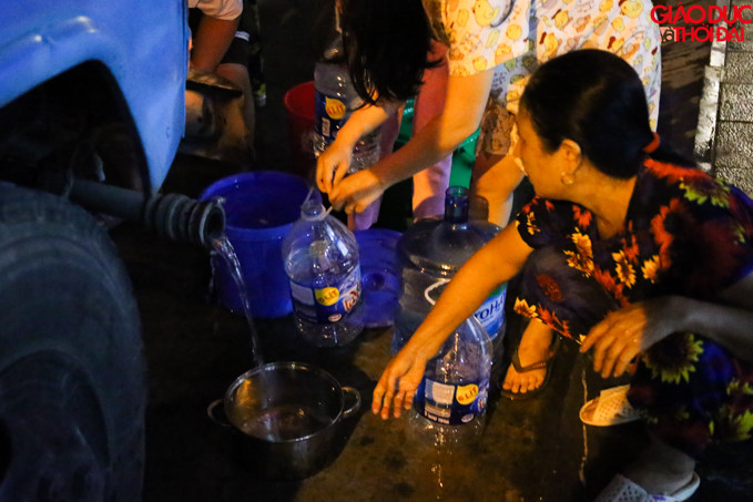 Nhiều gia đình mang cả những đồ dùng trong gia đình như chậu,xoong, xô... để lấy nước sạch.