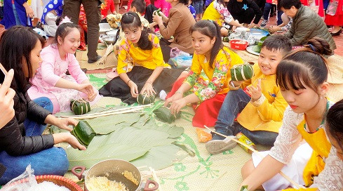 Chương trình gói bánh chưng thu hút sự hưởng ứng tham gia của đông đảo học sinh Chương trình gói bánh chưng thu hút sự hưởng ứng tham gia của đông đảo học sinh