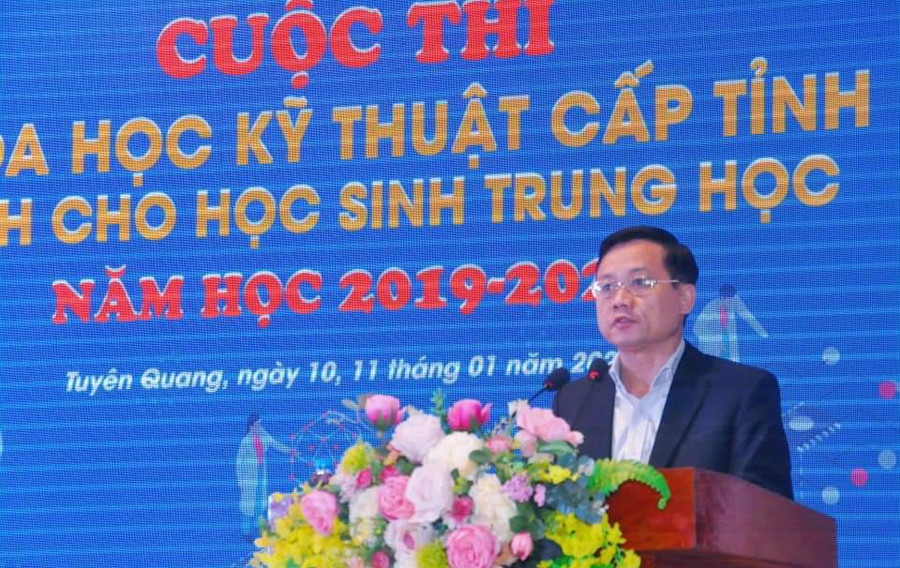 Đồng chí Nguyễn Thế Giang UVBCH Đảng bộ tỉnh, Phó Chủ tịch UBND tỉnh phát biểu chỉ đạo và động viên các em học sinh tham gia cuộc thi