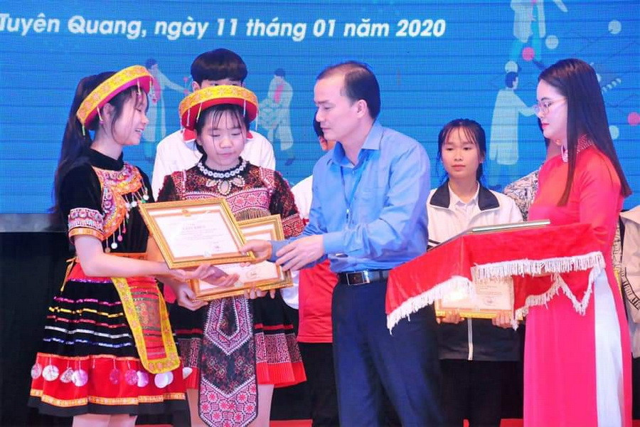 Đồng chí Nguyễn Minh Anh Tuấn, Phó Giám đốc Sở GDĐT trao thưởng cho thí sinh đạt giải tại cuộc thi