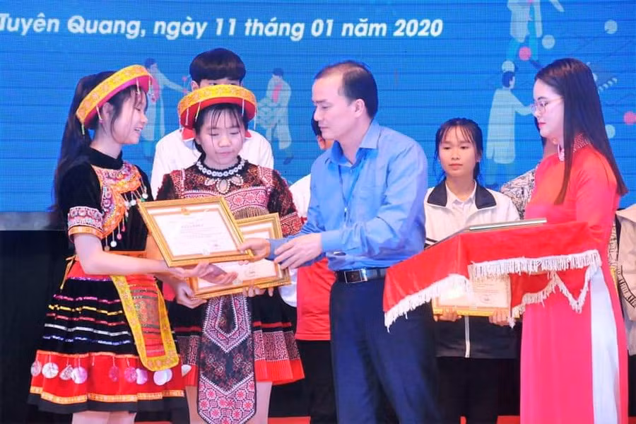 Đồng chí Nguyễn Minh Anh Tuấn, Phó Giám đốc Sở GDĐT trao thưởng cho thí sinh đạt giải tại cuộc thi Đồng chí Nguyễn Minh Anh Tuấn, Phó Giám đốc Sở GDĐT trao thưởng cho thí sinh đạt giải tại cuộc thi