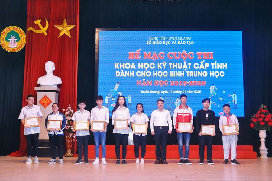 Trao phần thưởng cho các học sinh đạt kết quả cao Trao phần thưởng cho các học sinh đạt kết quả cao