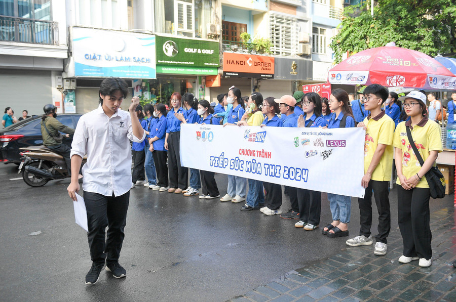 Công tác tổ chức và chuẩn bị cho kỳ thi của thành phố tạo được sự tin tưởng và nhận được nhiều sự quan tâm, ghi nhận, phản hồi tích cực của phụ huynh, học sinh và cộng đồng. Công tác tổ chức và chuẩn bị cho kỳ thi của thành phố tạo được sự tin tưởng và nhận được nhiều sự quan tâm, ghi nhận, phản hồi tích cực của phụ huynh, học sinh và cộng đồng.