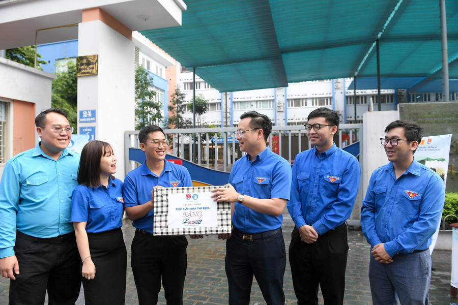 Các đội hình tiếp sức mùa thi đều kịp thời hỗ trợ thí sinh trong các trường hợp phát sinh khẩn cấp như chở thí sinh về đúng điểm thi, quên giấy tờ, không có phương tiện đi lại. Các đội hình tiếp sức mùa thi đều kịp thời hỗ trợ thí sinh trong các trường hợp phát sinh khẩn cấp như chở thí sinh về đúng điểm thi, quên giấy tờ, không có phương tiện đi lại.
