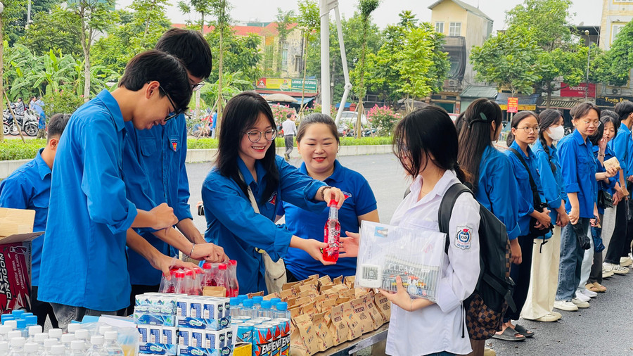 Bên cạnh đó phát tặng các vật phẩm thiết yếu cho thí sinh và người nhà thí sinh như nước uống, sữa, đồ dùng học tập, áo mưa. Bên cạnh đó phát tặng các vật phẩm thiết yếu cho thí sinh và người nhà thí sinh như nước uống, sữa, đồ dùng học tập, áo mưa.