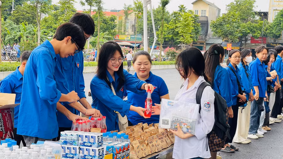 Bên cạnh đó phát tặng các vật phẩm thiết yếu cho thí sinh và người nhà thí sinh như nước uống, sữa, đồ dùng học tập, áo mưa.