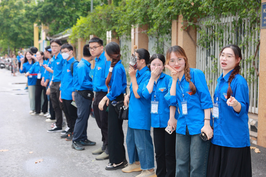 Hơn 5.000 tình nguyện viên tham gia chương trình 'Tiếp sức mùa thi', cùng với đó hơn 5000 phần quà hỗ trợ các bạn học sinh trong những ngày diễn ra kì thi. Hơn 5.000 tình nguyện viên tham gia chương trình 'Tiếp sức mùa thi', cùng với đó hơn 5000 phần quà hỗ trợ các bạn học sinh trong những ngày diễn ra kì thi.