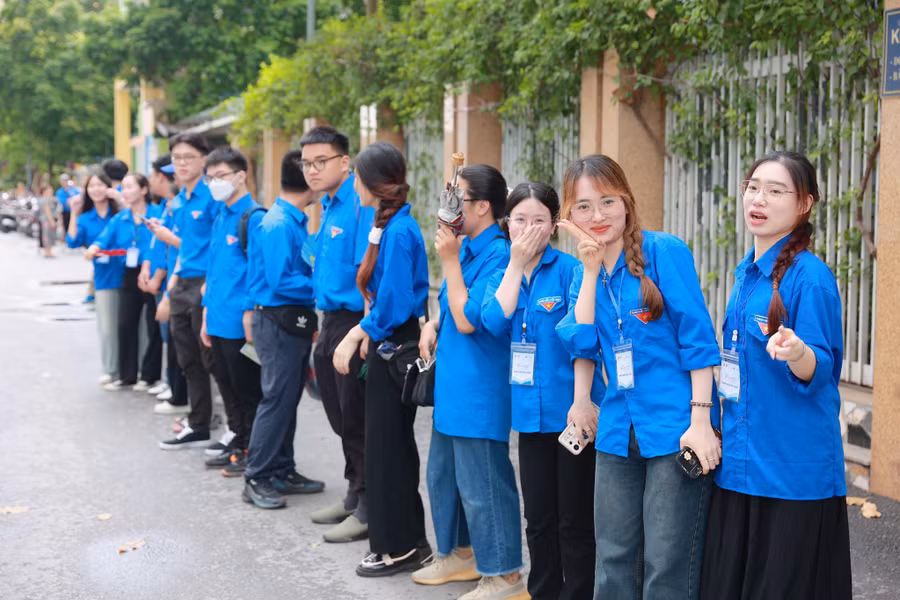 Hơn 5.000 tình nguyện viên tham gia chương trình 'Tiếp sức mùa thi', cùng với đó hơn 5000 phần quà hỗ trợ các bạn học sinh trong những ngày diễn ra kì thi.