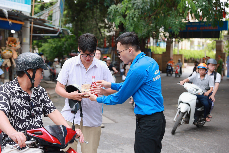 Có 210 học sinh khó khăn được ôn tập và 290 sinh viên tình nguyện đăng ký làm gia sư. Có 210 học sinh khó khăn được ôn tập và 290 sinh viên tình nguyện đăng ký làm gia sư.