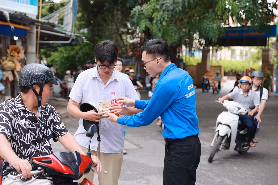 Có 210 học sinh khó khăn được ôn tập và 290 sinh viên tình nguyện đăng ký làm gia sư.