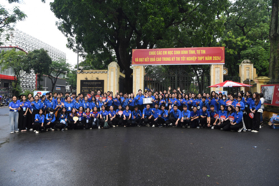 Các đội hình tiếp sức mùa thi đều kịp thời hỗ trợ thí sinh trong các trường hợp phát sinh khẩn cấp như chở thí sinh về đúng điểm thi, quên giấy tờ, không có phương tiện đi lại. Các đội hình tiếp sức mùa thi đều kịp thời hỗ trợ thí sinh trong các trường hợp phát sinh khẩn cấp như chở thí sinh về đúng điểm thi, quên giấy tờ, không có phương tiện đi lại.