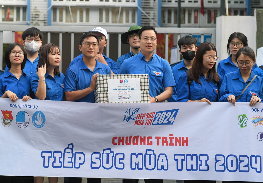 Chương trình 'Tiếp sức mùa thi' năm nay Thành đoàn - Hội Sinh viên thành phố Hà Nội căn cứ chỉ đạo của Trung ương Hội Sinh viên Việt Nam, UBND Thành phố, đã xây dựng kế hoạch triển khai bám sát tình hình thực tế, đảm bảo thiết thực, an toàn, hiệu quả. Chương trình 'Tiếp sức mùa thi' năm nay Thành đoàn - Hội Sinh viên thành phố Hà Nội căn cứ chỉ đạo của Trung ương Hội Sinh viên Việt Nam, UBND Thành phố, đã xây dựng kế hoạch triển khai bám sát tình hình thực tế, đảm bảo thiết thực, an toàn, hiệu quả.