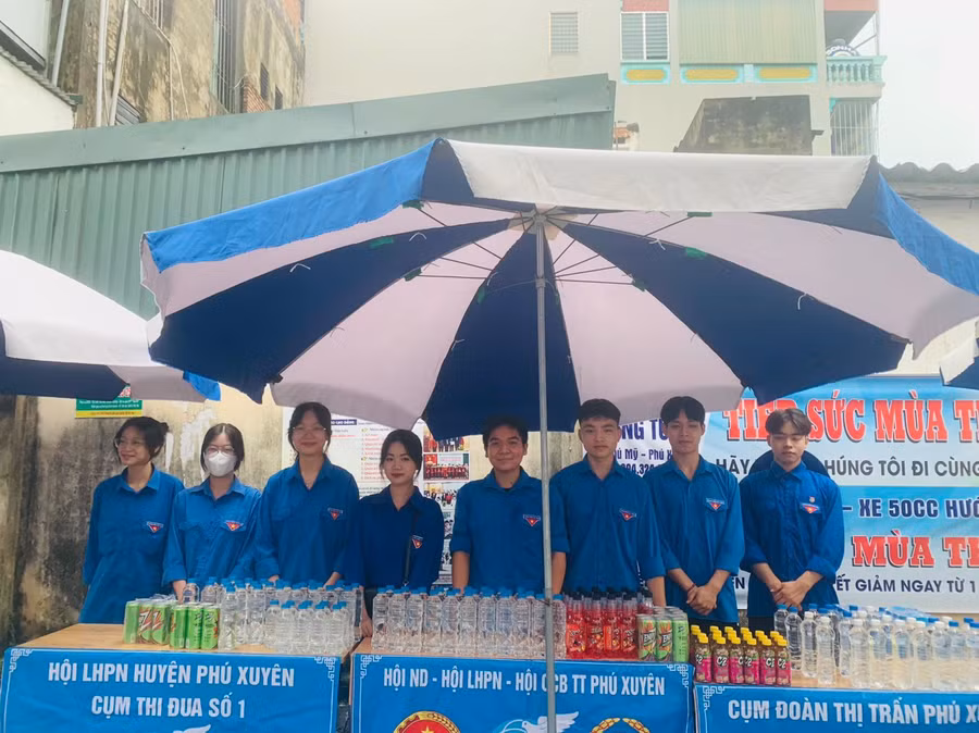 Đặc biệt Thành đoàn - Hội Sinh viên thành phố triển khai Dự án 'Áo xanh sư phạm tới trường', trong đó có nội dung dạy kèm miễn phí cho các em học sinh lớp 9, lớp 12 ôn thi cấp tốc.