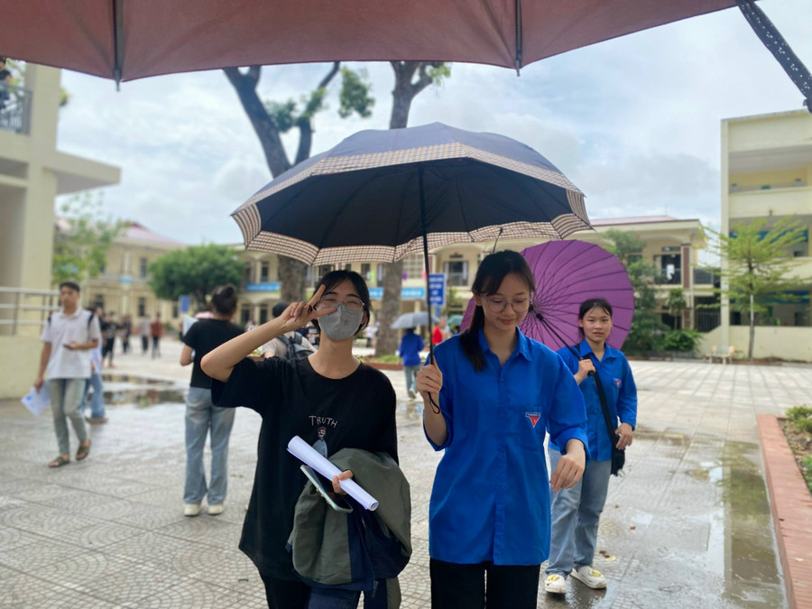 Các bạn tình nguyện viên hướng dẫn các thí sinh tìm vị trí phòng thi, thực hiện hướng dẫn, phân luồng các thí sinh vào phòng thi. Các bạn tình nguyện viên hướng dẫn các thí sinh tìm vị trí phòng thi, thực hiện hướng dẫn, phân luồng các thí sinh vào phòng thi.
