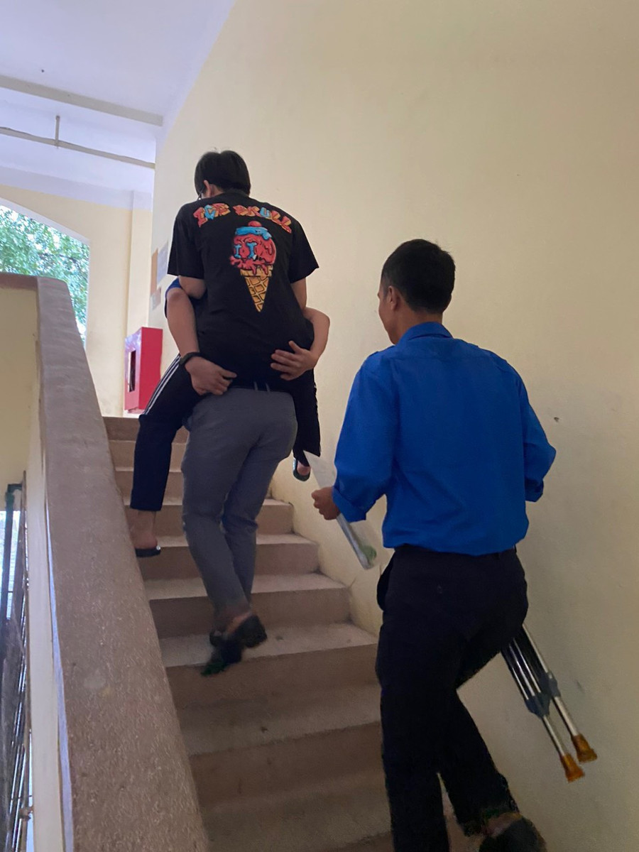 Các điểm thi tổ chức các đội hình đưa đón thí sinh có hoàn cảnh khó khăn trong những ngày thi; đặc biệt các thí sinh khó khăn về vận động, khuyết tật. Các điểm thi tổ chức các đội hình đưa đón thí sinh có hoàn cảnh khó khăn trong những ngày thi; đặc biệt các thí sinh khó khăn về vận động, khuyết tật.