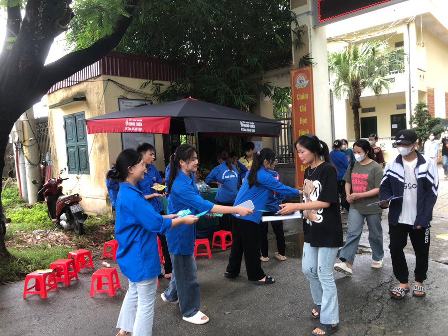 Trong kỳ thi tốt nghiệp THPT 2024, mỗi điểm thi bố trí từ 15 - 20 tình nguyện viên ngoài cổng trường tại buổi thi hỗ trợ các bạn học sinh. Trong kỳ thi tốt nghiệp THPT 2024, mỗi điểm thi bố trí từ 15 - 20 tình nguyện viên ngoài cổng trường tại buổi thi hỗ trợ các bạn học sinh.
