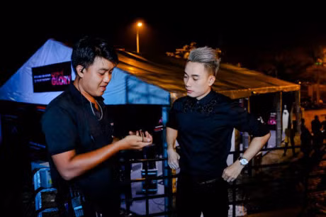 Hoang Thuy dien mot giau quan di catwalk - Anh 5