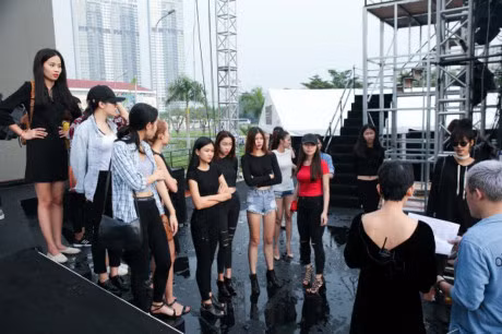 Hoang Thuy dien mot giau quan di catwalk - Anh 1