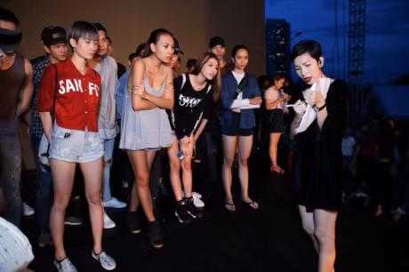 Hoang Thuy dien mot giau quan di catwalk - Anh 2