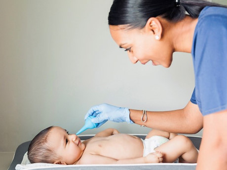 Làm sao để rửa mũi cho trẻ đúng cách? - Ảnh 2 Lam sao de rua mui cho tre dung cach? - Anh 2